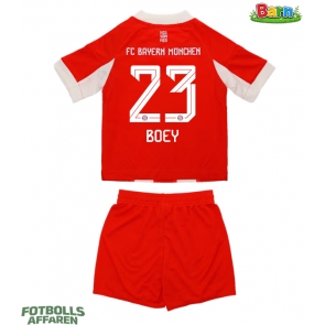 Bayern Munich Sacha Boey #23 Hemmaställ Barn 2025-26 Kortärmad (+ Korta byxor)